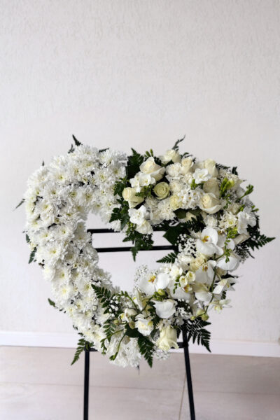 Coroană funerară în formă de inimă cu trandafiri, orhidee și crizanteme albe
