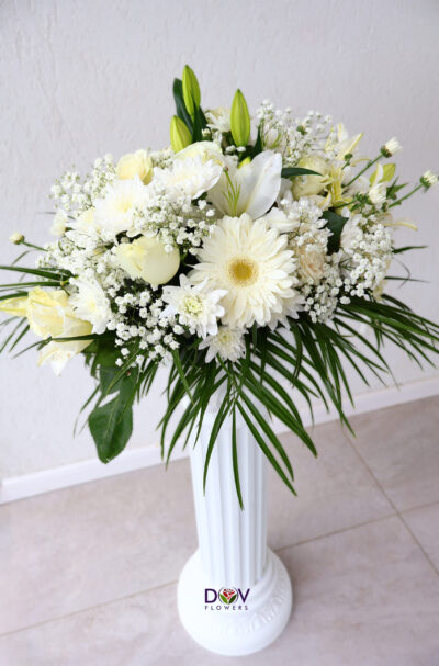 Aranjament funerar alb cu gerbera, trandafiri și crizanteme