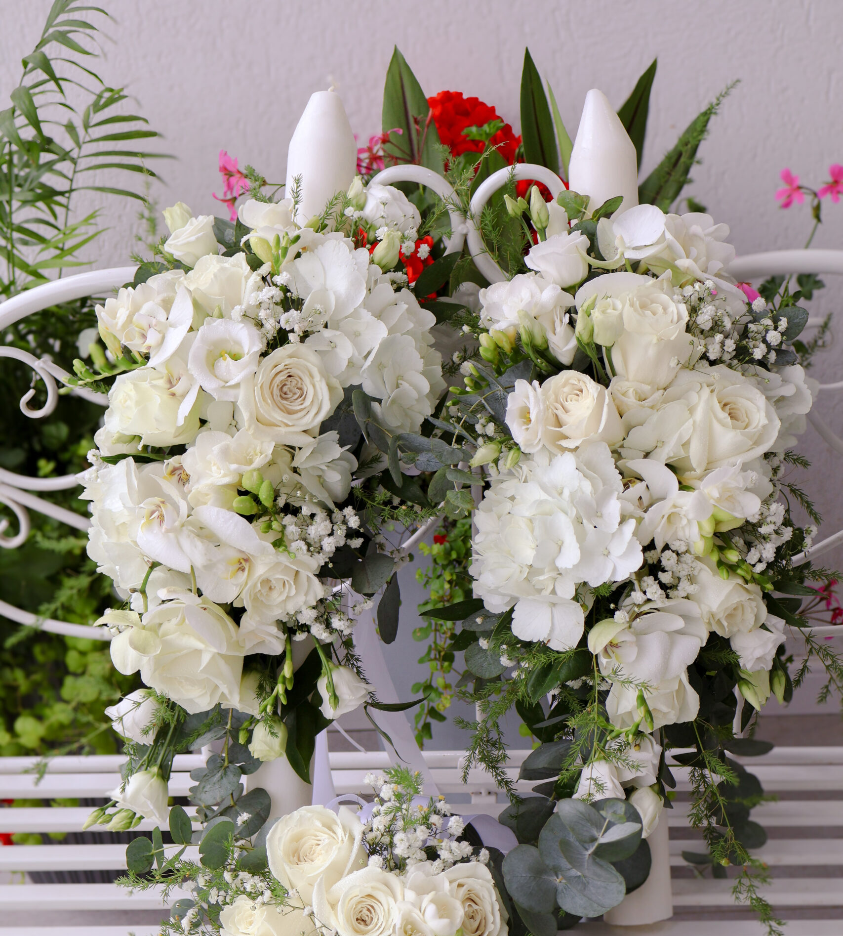 Lumânări de nuntă cu flori albe – trandafiri, orhidee, lisianthus, frezie