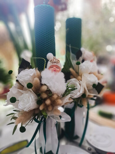 Lumânare de botez cu bebeluș și flori – model verde Lumânare botez verde cu bebeluș decorativ și flori albe