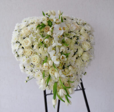 Aranjament funerar în formă de inimă, cu flori albe - trandafiri, orhidee și lalele