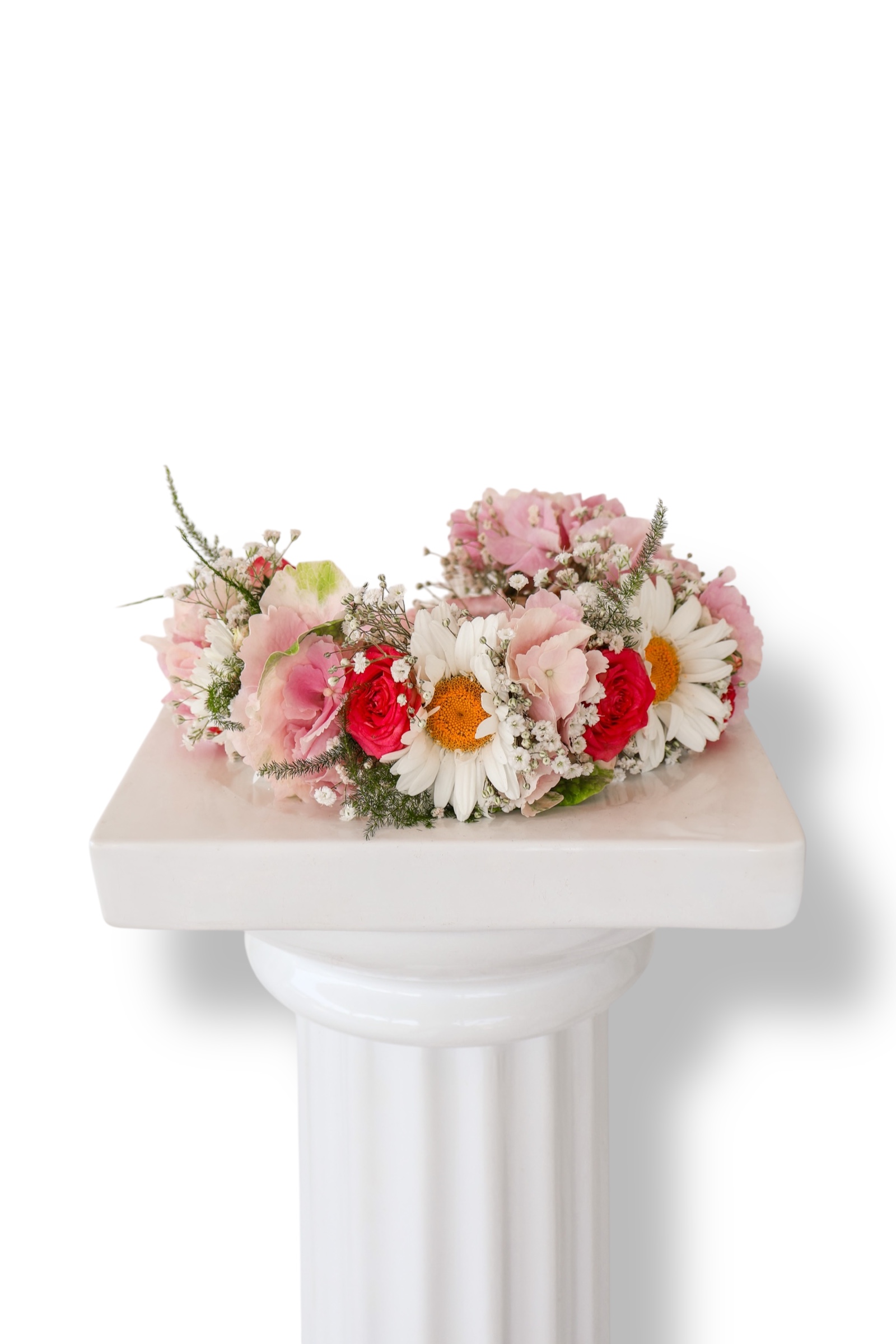 Coroniță Pentru Cap cu Margarete, Trandafiri, Hortensii Roz și Gypsophila Coroniță din flori naturale roz, albe, decorată cu panglică roz