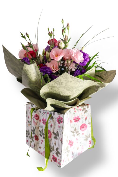 Aranjament în cutie florală cu lisianthus roz și mov, frezii